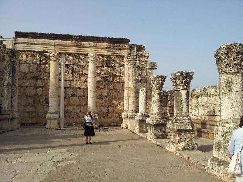 Руины "Белой синагоги" IV века на францисканском участке Капернаума в Галилее