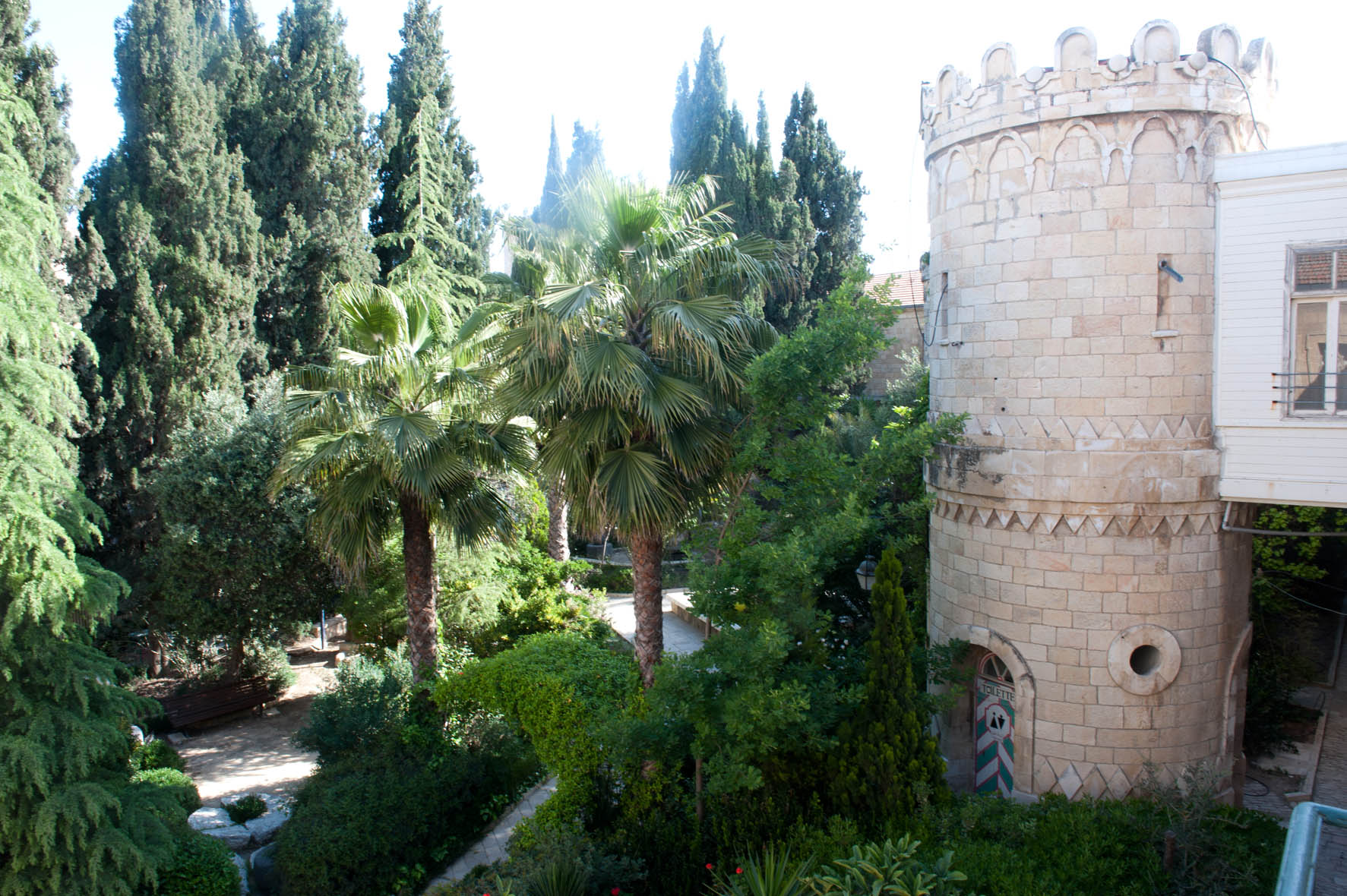 Двор Сергиевского подворья в Иерусалиме