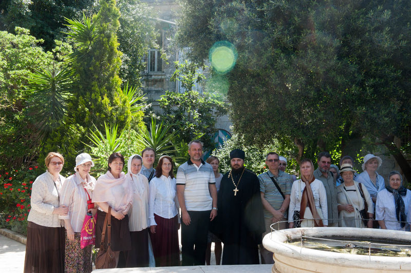 Группа паломников из Санкт-Петербурга во дворе Сергиевского подворья в Иерусалиме