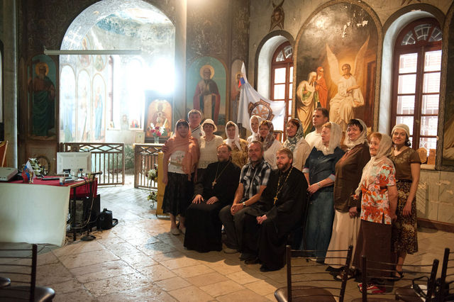 Православные паломники из Санкт-Петербурга в народной трапезной 1 мая 2012. Сергиевское подворье в Иерусалиме