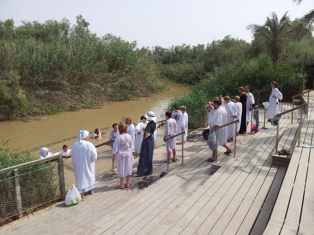 Паломники из Санкт-Петербурга на подлинном месте Крещения на реке Иордан