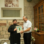 Протоиерей Михаил Самохин от имени делегации ИППО дарит Иерусалимскому отделению вышитую икону Ангела Хранителя