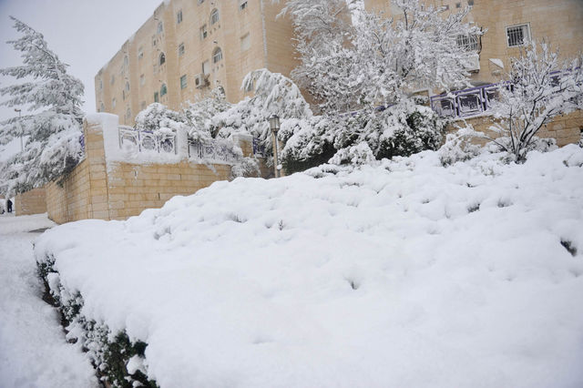 Весь Иерусалим завалили снегом