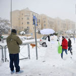 Главный Иерусалимский снеговик 2013 наконец удачно построен и наряжен