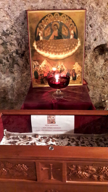 Мощи святых Вифлеемских младенцев в пещере Вифлеемских младенцев в базилике Рождества Христова в Вифлееме