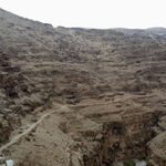 Козы бедуинов пасутся на вершинах ущелья Вади Кельт