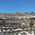 Восточная часть стен старого города Иерусалима в снегу. 15 декабря 2013 года