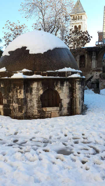 Эфиопский монастырь в старом городе в снегу