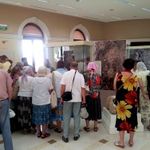 Русские православные паломники из Санкт-Петербурга посещают музей