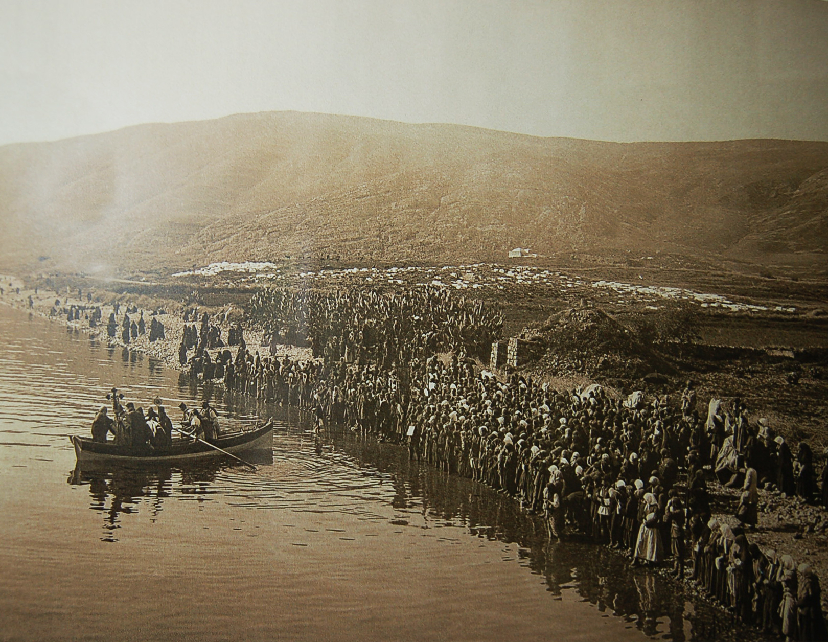 Русские православные паломники на берегу моря Галилейского у руин Табхи