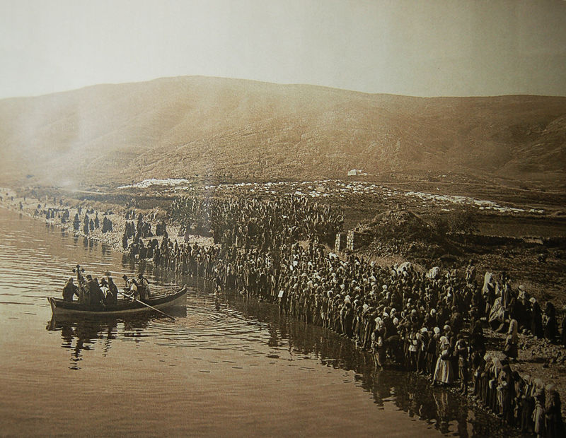 Русские православные паломники на берегу моря Галилейского у руин Табхи