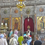 Паломники из России в греческом православном храме св. влкм. Георгия в Лидде. Паломники прикладываются к мощам святого