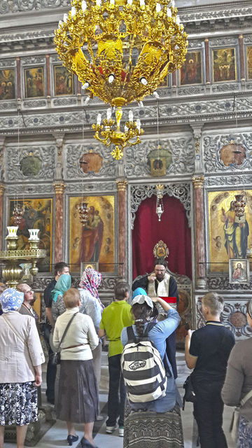 Паломники из России в греческом православном храме св. влкм. Георгия в Лидде. Паломники прикладываются к мощам святого