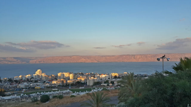 Вид на город Тверию и восточный берег моря Галилейского