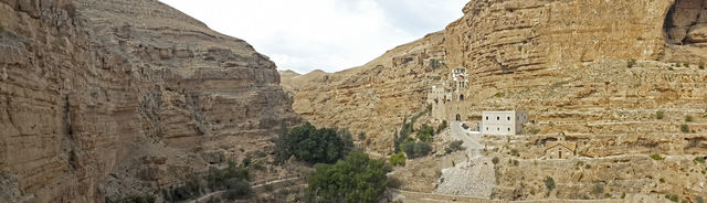 Панорама на монастырь преподобных Иоанна и Георгия Хозевитов в ущелье Вади Кельт