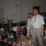 Заместитель Председателя ИППО Ю.А. Грачёв осматривает заваленные мусором помещения восточного корпуса Сергиевского подворья