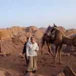 Бедуины заботливо предлагают паломницам воспользоваться в качестве транспортного средства верблюдом © "Россия в красках