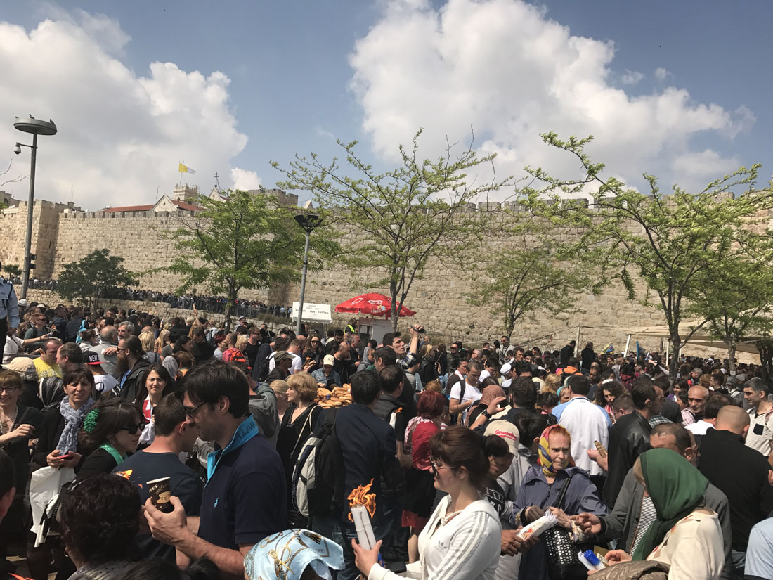 Паломники со всего мира получили Благодатный Огонь в Иерусалиме. 15 апреля 2017 года