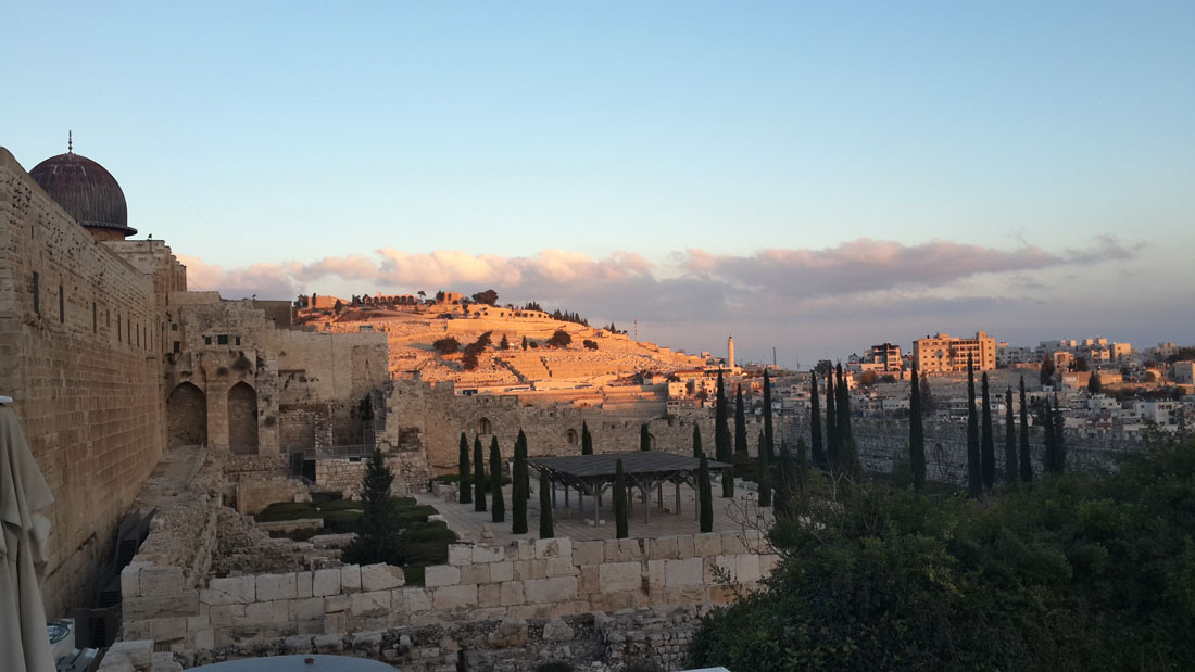 Панорама Храмовой и Елеонской гор в Иерусалиме. 10 декабря 2016 года