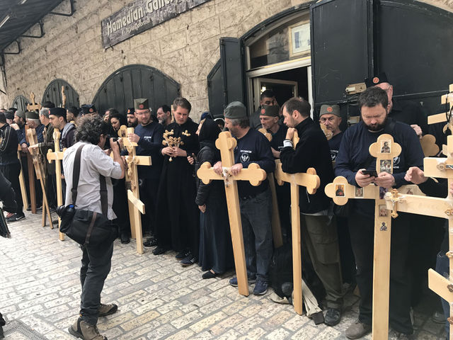 Сербские православные паломники. Крестный ход Великой Пятницы Страстной Седмицы в Иерусалиме. 14 апреля 2017 года