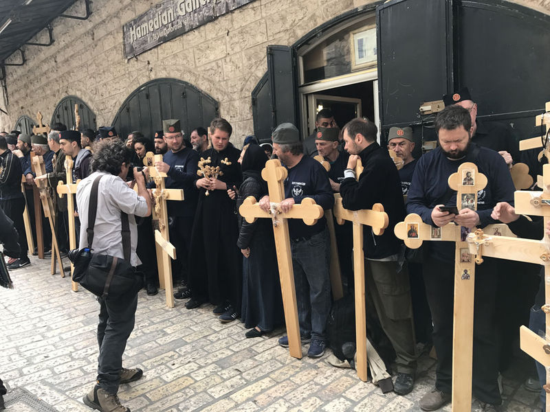 Сербские православные паломники. Крестный ход Великой Пятницы Страстной Седмицы в Иерусалиме. 14 апреля 2017 года