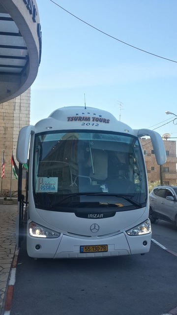 Автобус православного паломнического центра "Россия в красках" в Иерусалиме ожидает паломников в Вифлееме