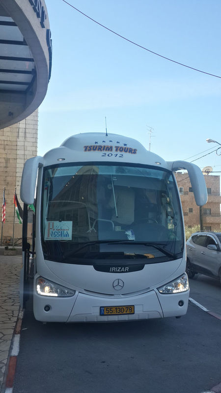Автобус православного паломнического центра "Россия в красках" в Иерусалиме ожидает паломников в Вифлееме