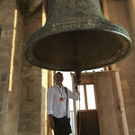 У колокола, пожертвованного Соликамским купцом Александром Рязанцевым в 19 веке, весом 5 тонн 200 килограмм