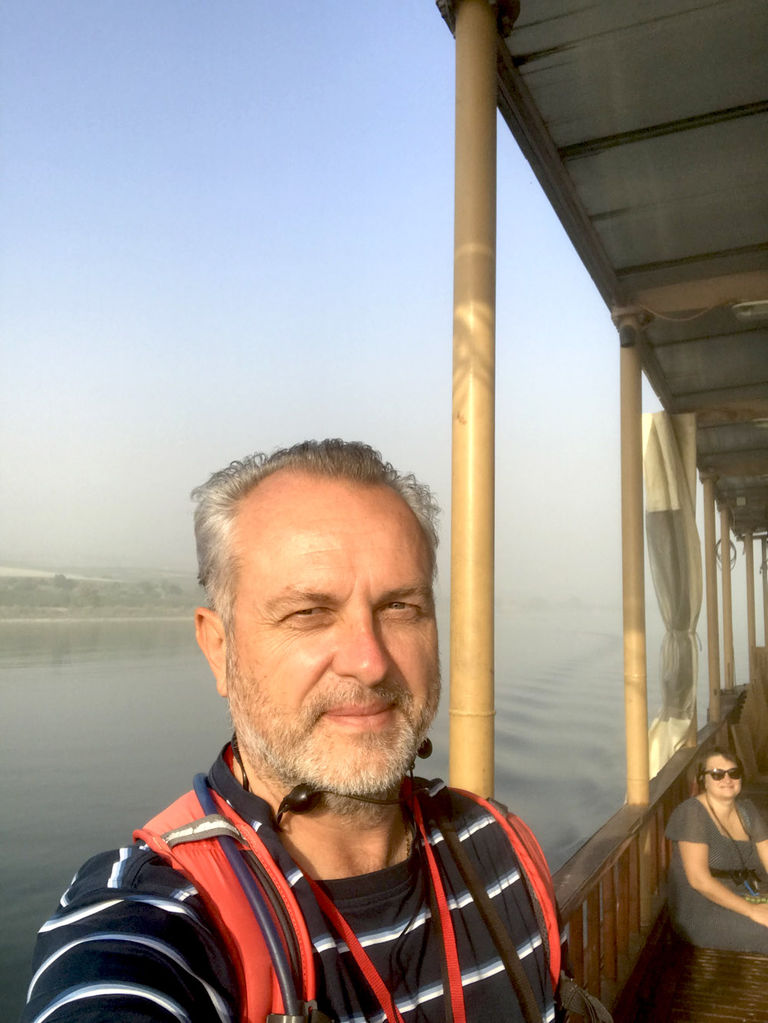 Руководитель паломнической службы "Россия в красках" в Иерусалиме Павел Платонов на лодке на море Галилейском