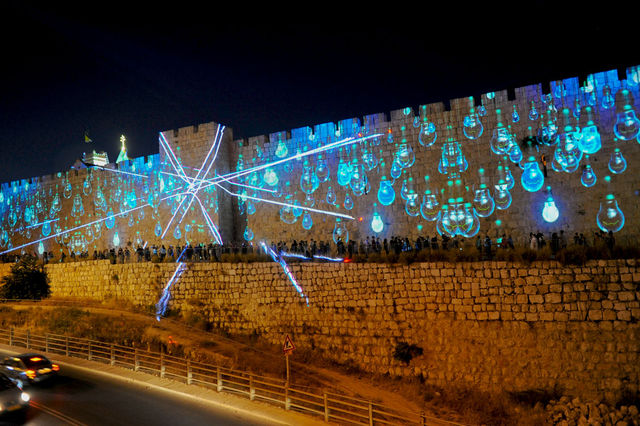 Стены старого города Иерусалима на 10-м фестивале Света. 1 июля 2018