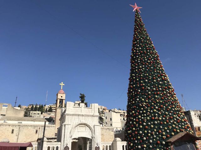 Рождественская ёлка у православного храма Благовещения (арх.Гавриила) в Назарете. 4 января 2019