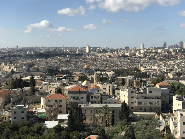 Панорама на святой град Иерусалим с колокольни Вознесенского монастыря в Иерусалиме. 7 января 2019.