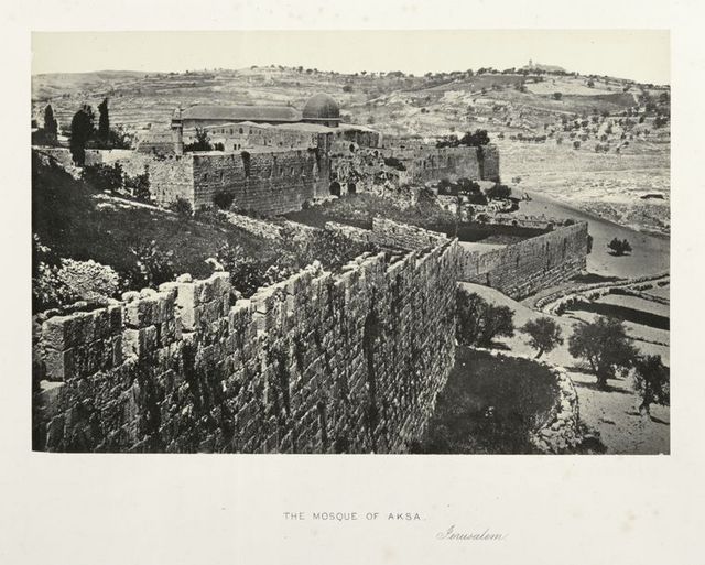 Вид на стены старого города. На заднем плане мечеть Эль Акса и Елеонская гора