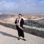 Член ИППО С.В.Гнутова на фоне Иудейской пустыни. © Иерусалимское отделение ИППО