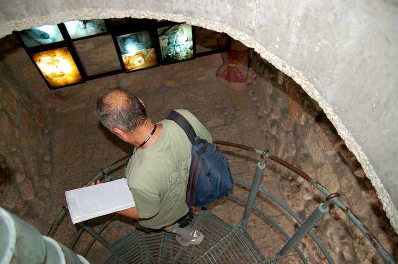 Начало спуска в подземный тонель. © Православный паломнический центр «Россия в красках» в Иерусалиме
