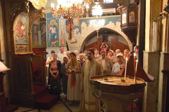 Молебен в храме архангела Гавриила. © Фото православный паломнический центр «Россия в красках» в Иерусалиме