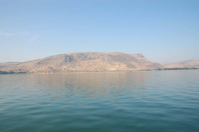 Вид на гору Арбель. На лодке по Галилейскому морю. © Фото Православный паломнический центр «Россия в красках» в Иерусалиме