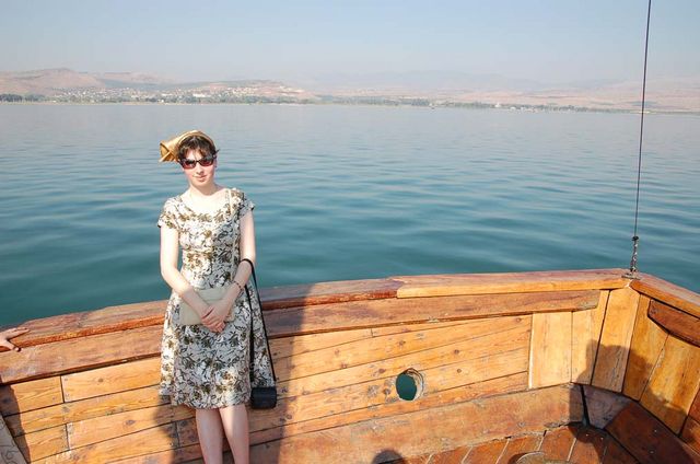 На лодке по морю Галилейскому. Вид на гору Арбель. На лодке по Галилейскому морю. © Фото Православный паломнический центр «Росси