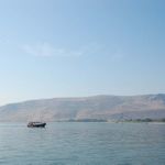 Вид на гору Арбель. На лодке по Галилейскому морю. © Фото Православный паломнический центр «Россия в красках» в Иерусалиме