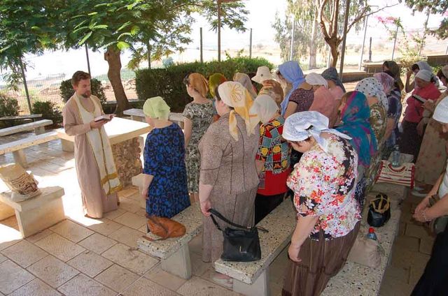 Чтение евангелия. © Фото православный паломнический центр «Россия в красках» в Иерусалиме