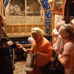 Греческий православный монах благословляет православных паломников иконками Рождества. © "Россия в красках"