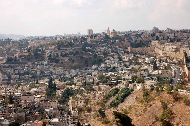 Вид на древний город Давида и арабскую деревню Силоам. © Православный паломнический центр «Россия в красках» в Иерусалиме