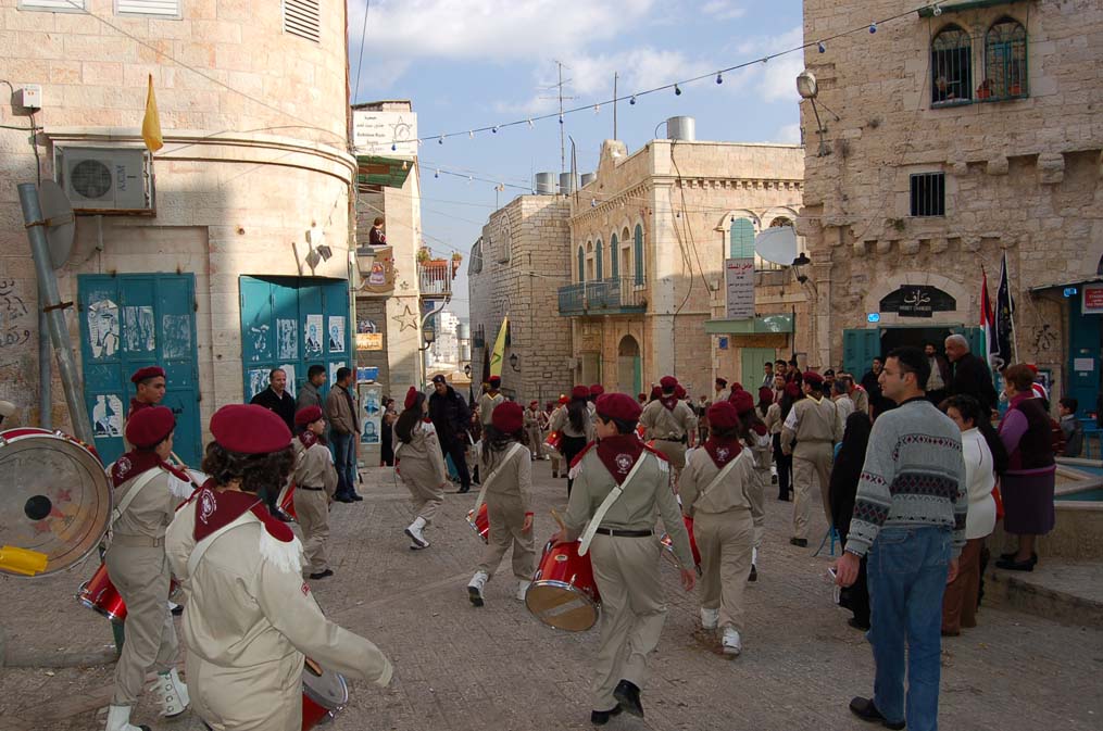 Юные скауты на улицах Вифлеема идущие на праздник. © Православный паломнический центр «Россия в красках» в Иерусалиме