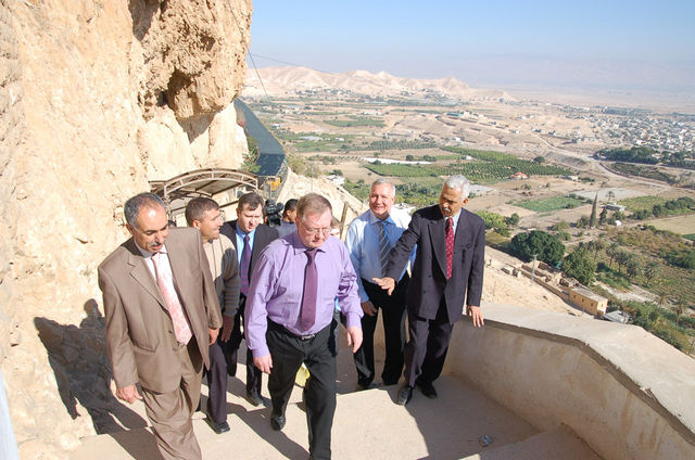 Председатель ИППО С.В.Степашин с делегацией поднимаются на гору Искушения. © Иерусалимское отделение ИППО