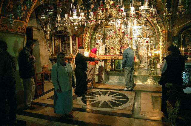 Ночная литургия у Гроба Господня. На Голгофе. © Православный паломнический центр «Россия в красках» в Иерусалиме