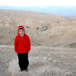 Юный паломник в Иудейской пустыне. © Православный паломнический центр «Россия в красках» в Иерусалиме