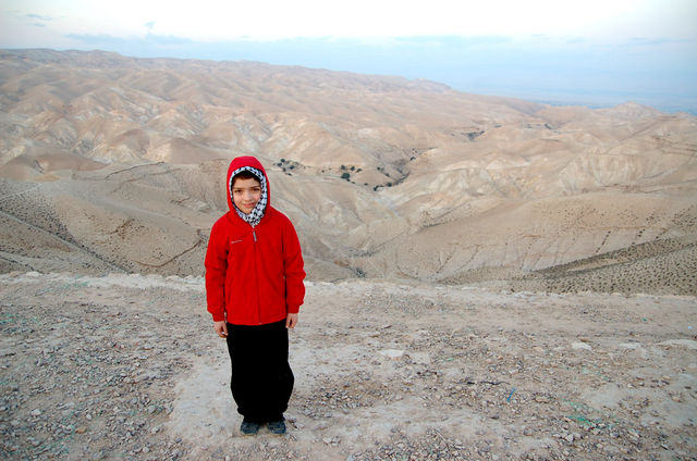 Юный паломник в Иудейской пустыне. © Православный паломнический центр «Россия в красках» в Иерусалиме