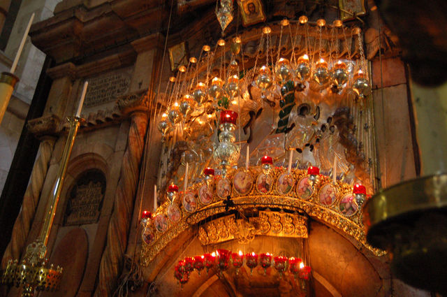 Лампады Кувуклии Гроба Господня. © Православный паломнический центр «Россия в красках» в Иерусалиме