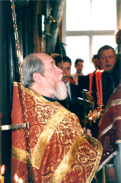 6 мая 2004 г. Батюшка молится © Православное Общество «Россия в красках» в Иерусалиме