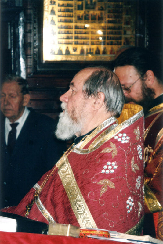 Молитва в алтаре. 9 мая 2004 г. © Православное Общество «Россия в красках» в Иерусалиме